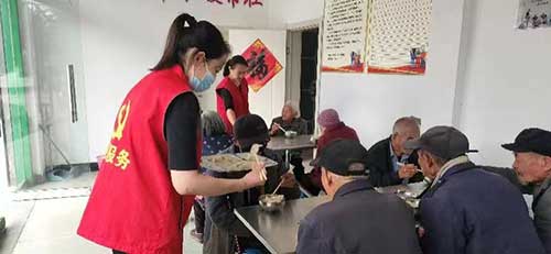 “愛(ài)在金秋，情暖重陽(yáng)”包餃子送溫暖活動(dòng)3.jpg
