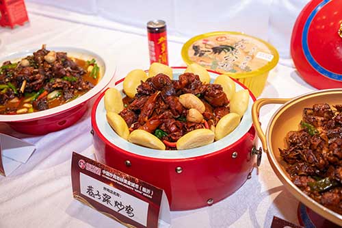 2025中國(guó)炒雞產(chǎn)業(yè)發(fā)展大會(huì)暨臨沂炒雞“百家爭(zhēng)鳴”品鑒交流會(huì)舉行3.jpg